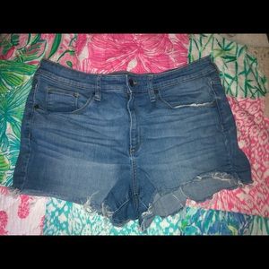 Mid waisted denim frayed hem shorts